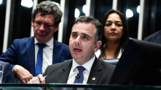 Senador Rodrigo Pacheco durante sessão deliberativa de 8/11