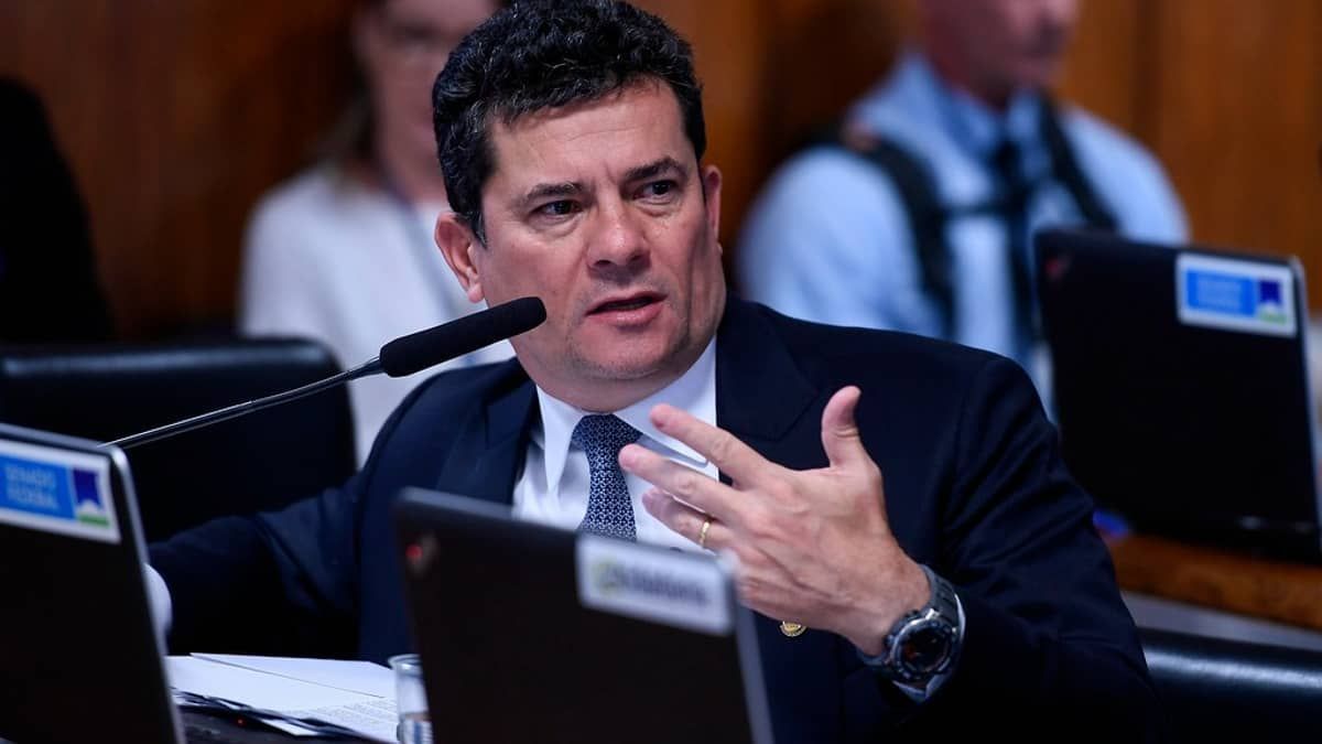 Moro cita Tiradentes e, antes de receber medalha, fala em ‘batalha republicana pela liberdade’ 
