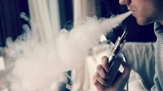 Senadora apresenta projeto para regulamentar cigarros eletrônicos no Brasil