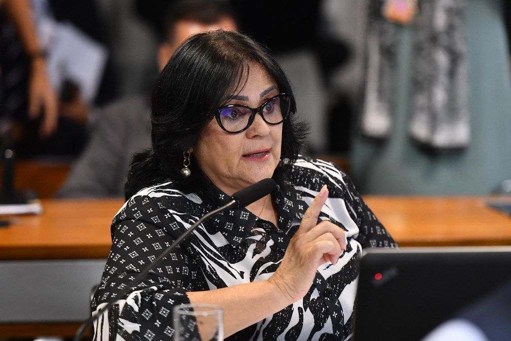 Damares Alves é internada e pede licença do Senado