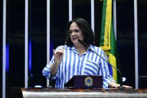 Damares denuncia ataques a Michelle: "Questionam até se Laura é filha de Bolsonaro"