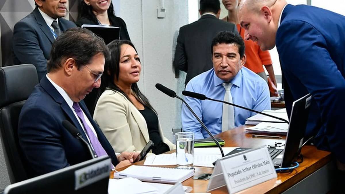 Relatora insiste em acareação com Zambelli e acredita em omissão proposital das forças de segurança no 8/1