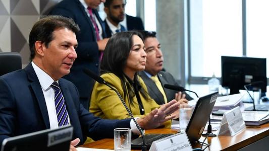 Senadora Eliziane Gama (PSD-MA) apresentou relatório final sugerindo o indiciamento de Jair Bolsonaro (PL) nesta terça-feira (17)