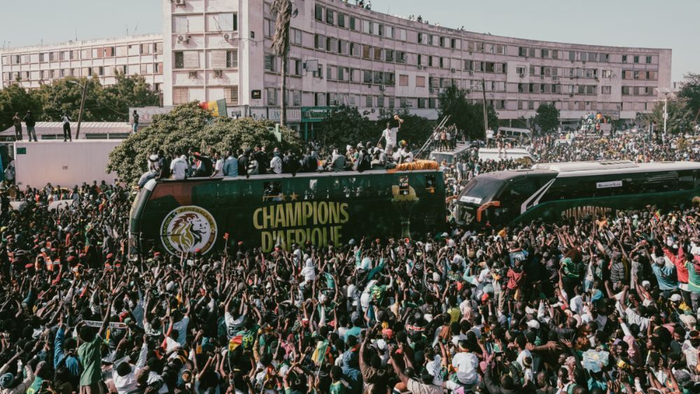 Jogadores de Senegal fazem festa com o povo em retorno após título continental
