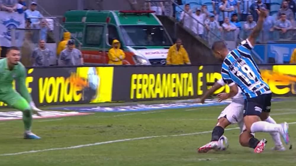 CBF admite erro em pênalti não marcado ao Corinthians contra o Grêmio