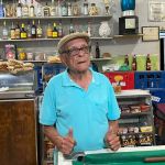 'Quanto mais eu vivo, mais prazer eu tenho', diz idoso de 95 anos que comanda bar raiz em Betim