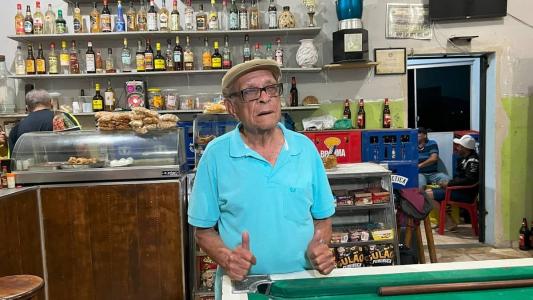 Senhor Divino comanda bar há quatro décadas em Betim
