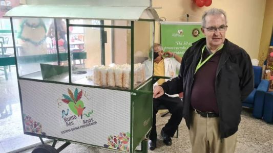 Senhor Jairo em frente a um carrinho de pipoca: como tudo começou