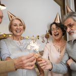 Confraternizações de fim de ano: como garantir a segurança e o bem-estar dos idosos nas comemorações