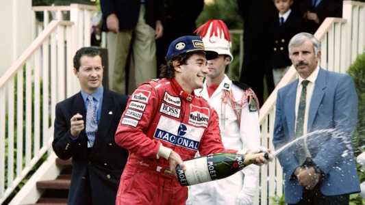 Senna comemorando a sexta vitória no GP de Mônaco, em 1993