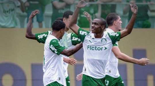 Jogadores do Palmeiras comemoram gol em vitória sobre o Ituano na Copinha 2026