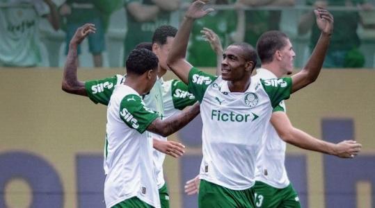 Jogadores do Palmeiras comemoram gol em vitória sobre o Ituano na Copinha 2026