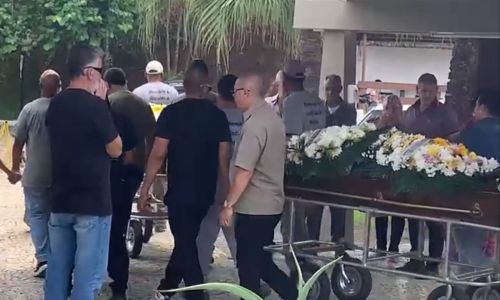 Sepultamento de duas vítimas da família assassinada em Juiz de Fora