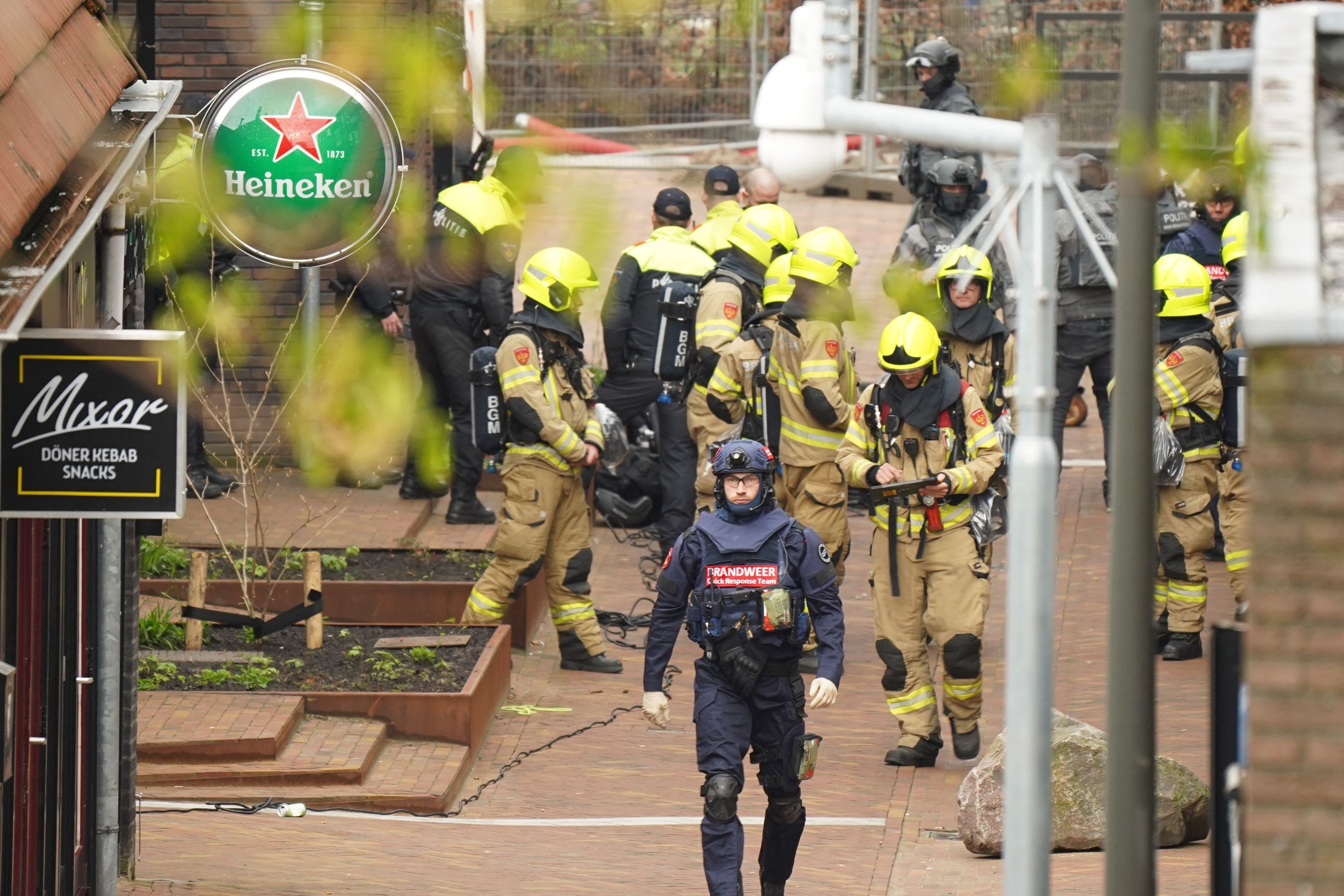 Polícia liberta reféns em boate na Holanda e prende suspeito do sequestro