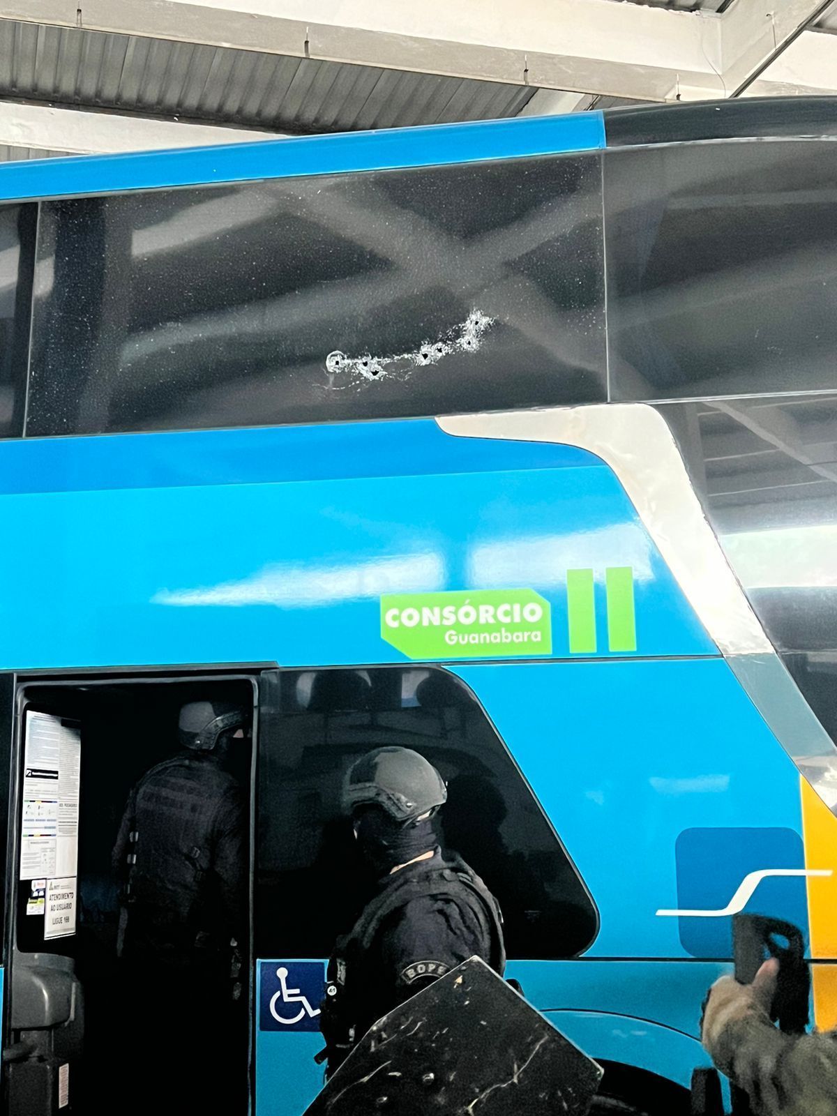 Sequestrador confundiu passageiro com policial na rodoviária do Rio, diz delegado
