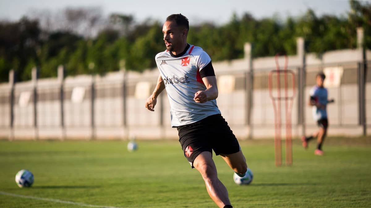 Vasco apresenta Serginho como reforço: 'Queria meu auge no Brasil'
