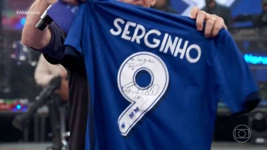 Serginho Groisman com a camisa 9 do Cruzeiro, autografa por Ronaldo