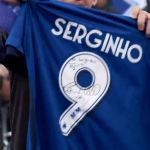 Ronaldo presenteia Serginho Groisman com camisa do Cruzeiro