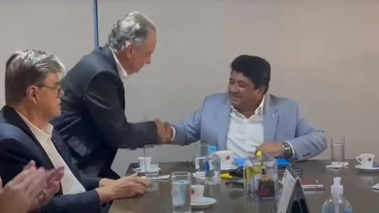 Sérgio Coelho, presidente do Atlético, e Ednaldo Rodrigues, presidente da CBF, cumprimentam-se após a oficialização