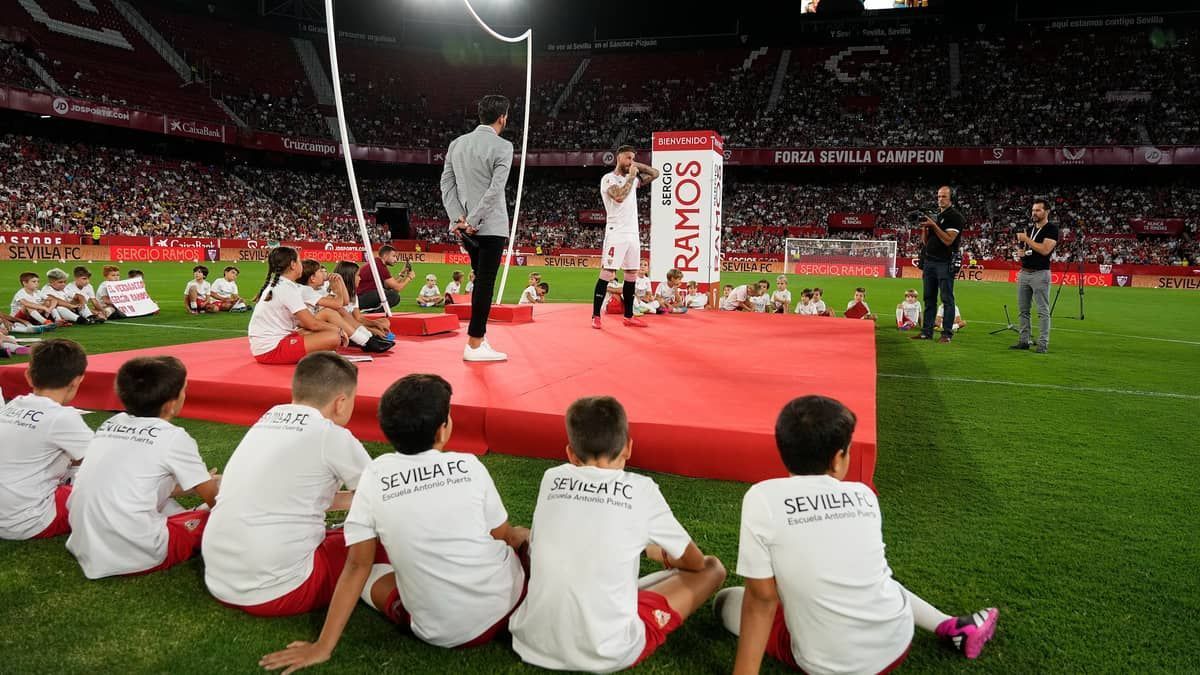 Sergio Ramos é apresentado no Sevilla em estádio com mais de 22 mil pessoas