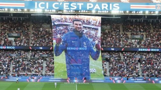 Sergio Rico, goleiro do PSG, foi homenageado no Parque dos Príncipes