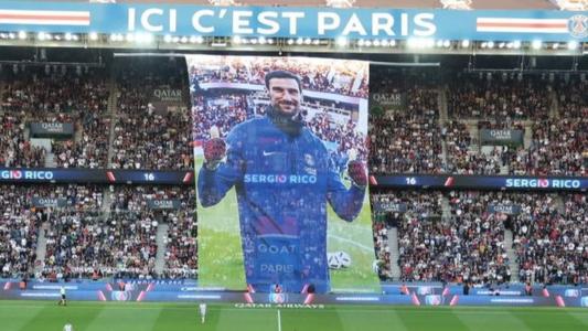 Sergio Rico, goleiro do PSG, foi homenageado no Parque dos Príncipes