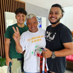 Roque com seus filhos Vinícius (esquerda) e Sérgio (direita)
