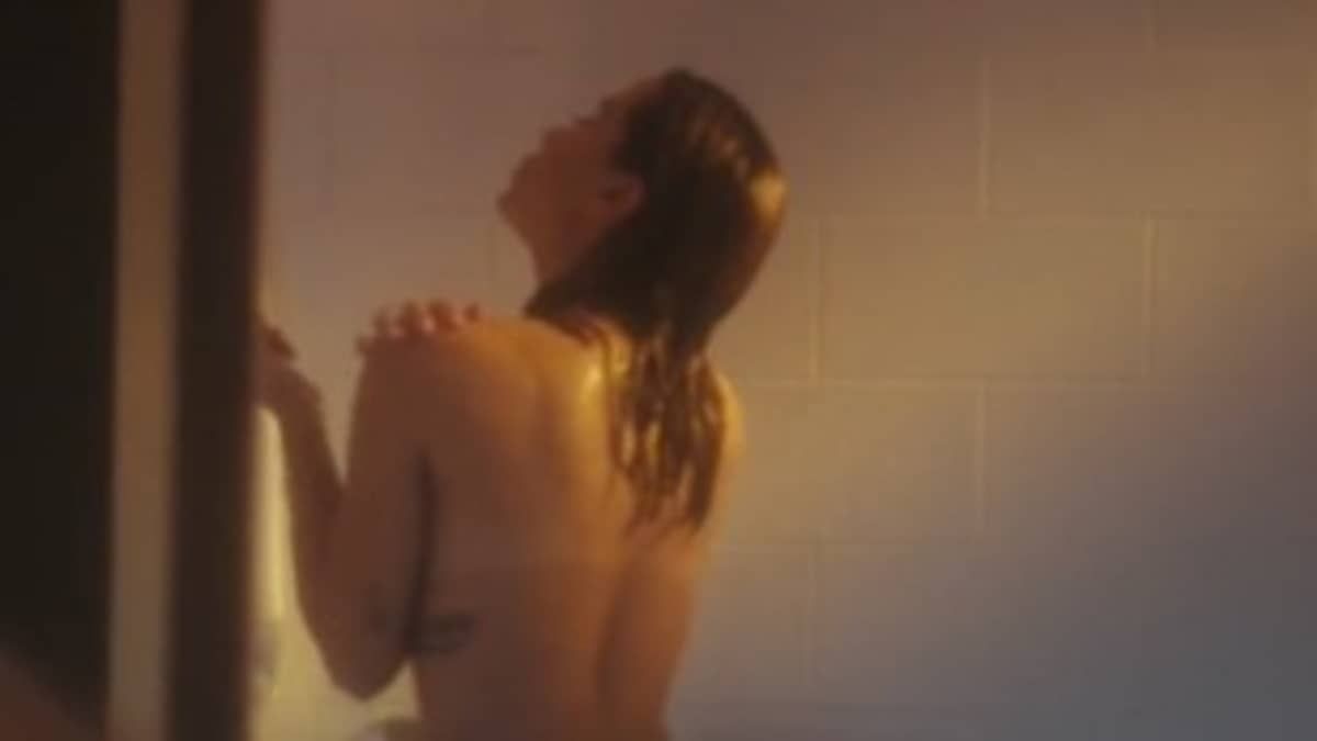 Vídeo: Anitta aparece nua na série Elite da Netflix