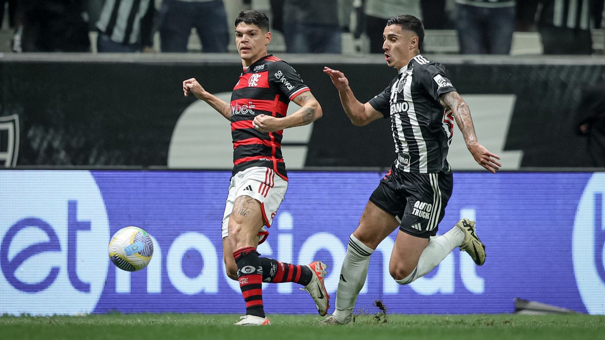 Jogador do Flamengo provoca torcida do Atlético e é punido pela arbitragem; veja
