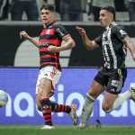 Jogador do Flamengo provoca torcida do Atlético e é punido pela arbitragem; veja