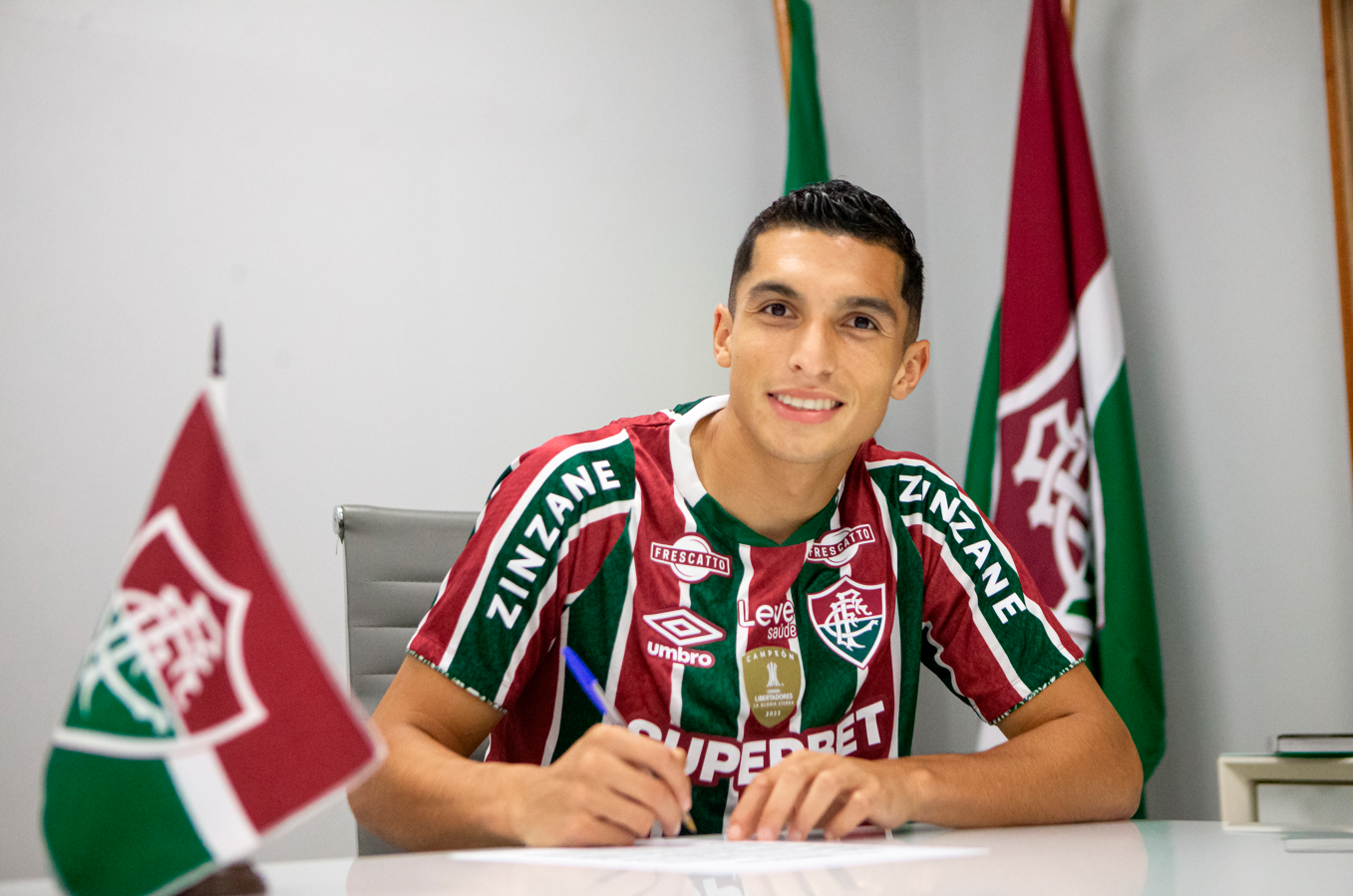 Fluminense anuncia a contratação de carrasco peruano na Libertadores