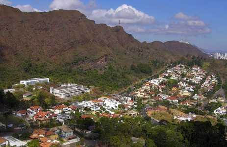 Foto mostra Serra do Curral, em Belo Horizonte