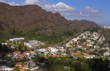 Foto mostra Serra do Curral, em Belo Horizonte