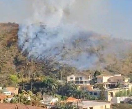 Bombeiros combatem incêndio na Serra do Curral, em BH