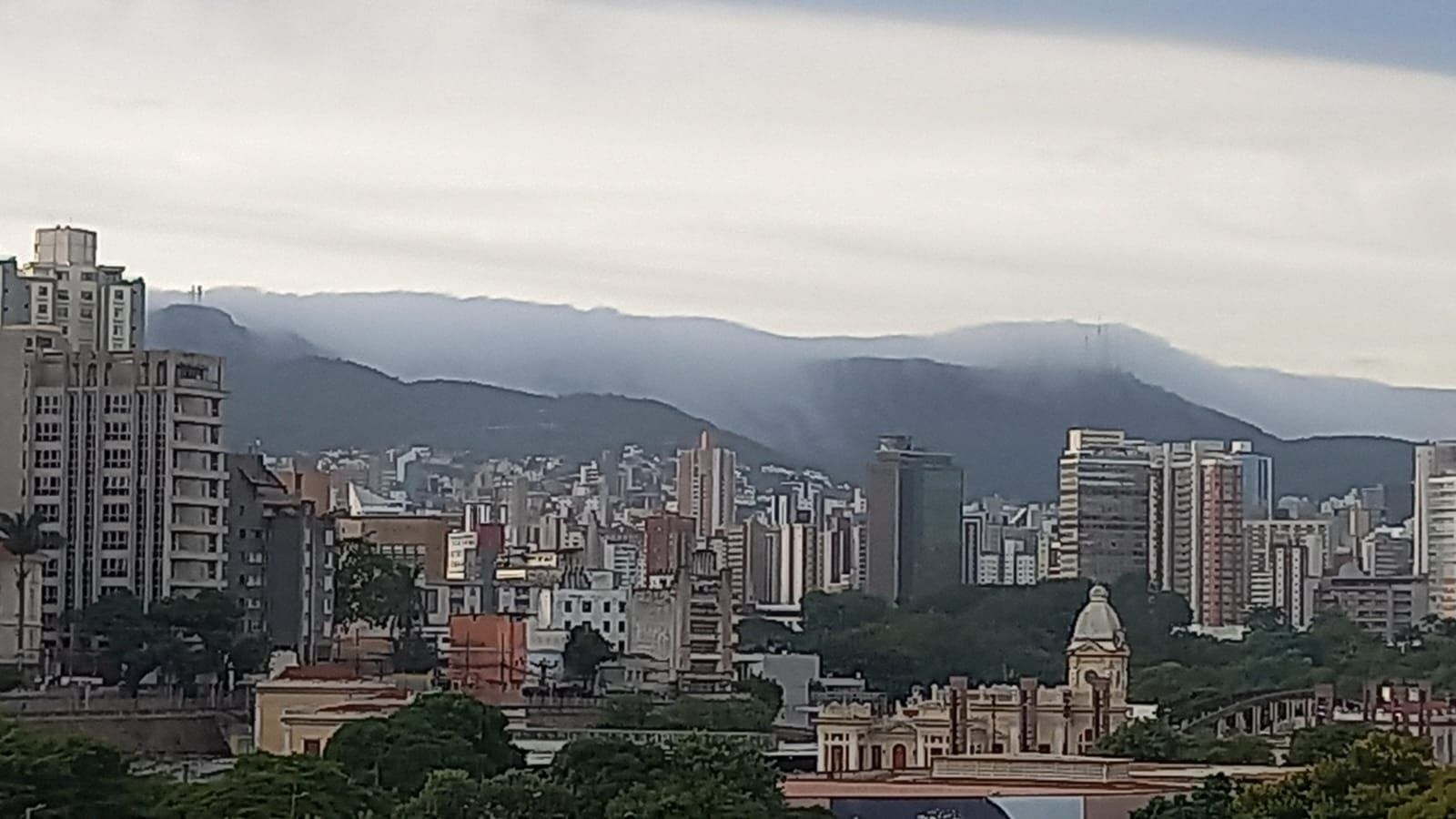 Vídeo: Serra do Curral amanhece ‘abraçada’ por neblina nesta quarta-feira
