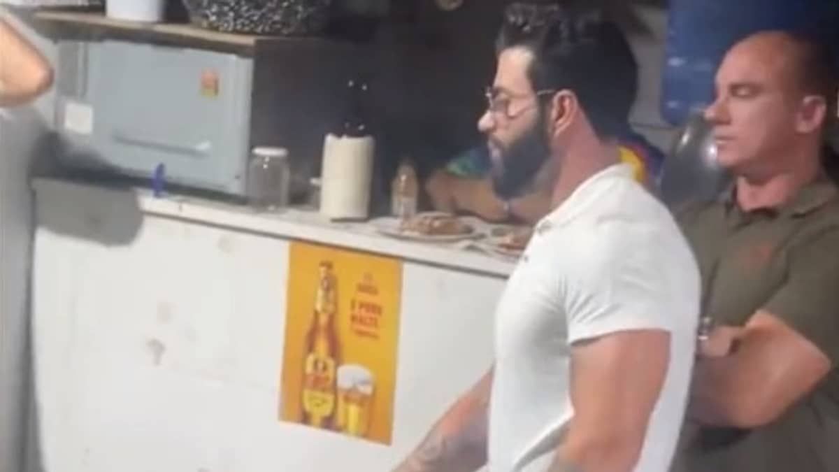 Gusttavo Lima aparece em bar de surpresa para jogar sinuca