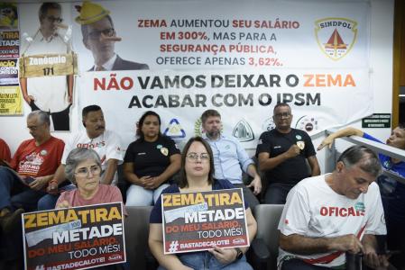 Os deputados Ulysses Gomes e João Magalhães conversam durante reunião da Comissão de Fiscalização Financeira da Assembleia de Minas