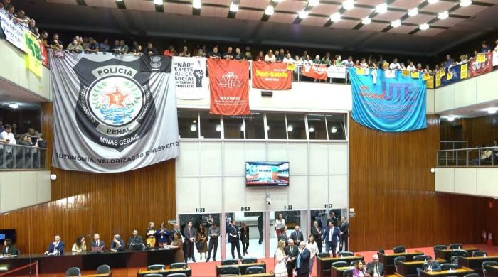 Servidores públicos estaduais protestam contra Regime de Recuperação Fiscal, em votação na Assembleia