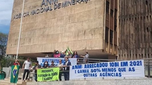 Servidores da ANM fazem protesto em frente ao órgão