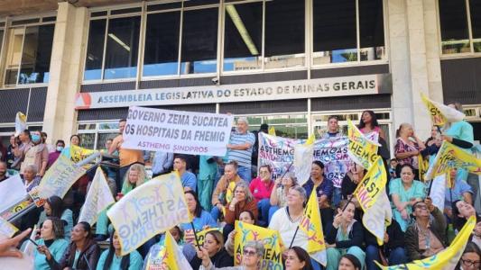 Servidores da Fhemig fizeram protesto em frente à ALMG nesta semana