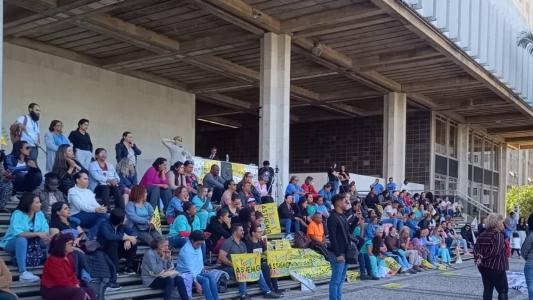 Servidores da Fhemig realizaram assembleia geral em frente à sede do Legislativo estadual