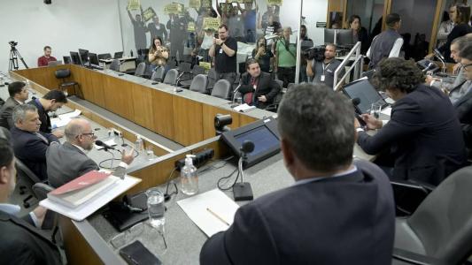Servidores da segurança pública protestam durante reunião na ALMG'