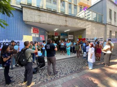 Servidores e membros de sindicato durante manifestação no Hospital Maria Amélia Lins (HMAL)