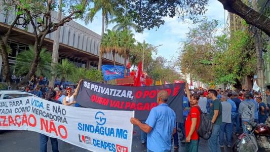 Servidores ligados a sindicatos protestam em frente à sede da Assembleia Legislativa de Minas Gerais