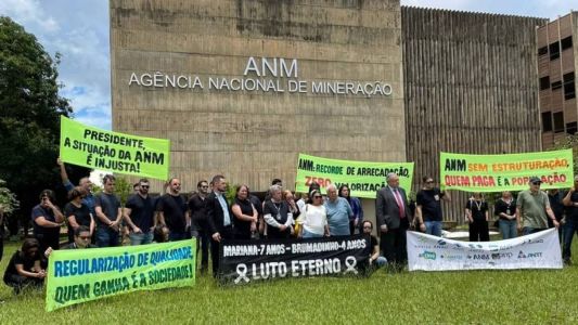 Servidores protestam em frente ao prédio da ANM