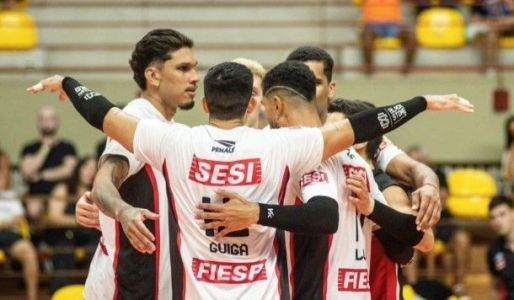 Jogadores do Sesi Bauru celebram em vitória sobre o JF Vôlei na Superliga 2025/2026