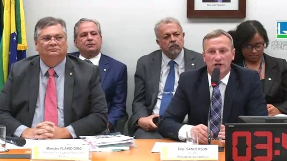 Dino vai à sessão na Câmara, deputados batem boca e audiência é suspensa aos gritos de 'fujão'