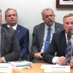 Dino vai à sessão na Câmara, deputados batem boca e audiência é suspensa aos gritos de 'fujão'