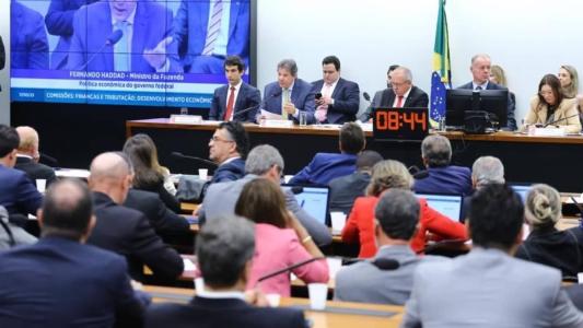 Sessão com ministro Fernando Haddad (PT) é marcada por xingamentos e troca de acusações entre deputados da base e da oposição