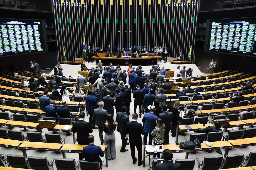 Oposição derruba governistas, e Congresso mantém veto de Bolsonaro à Lei de Segurança Nacional